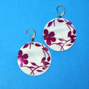 Boho Floral Shell Earrings Round Dangle 1.5 in. Silver Tone Lever Backs Festive
